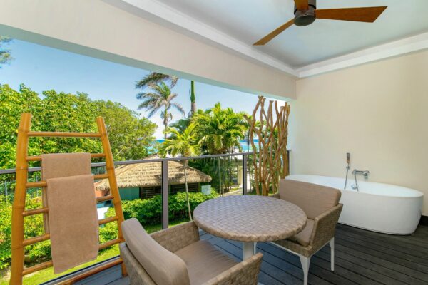 Junior Suite Tropical View with Soaking Tub